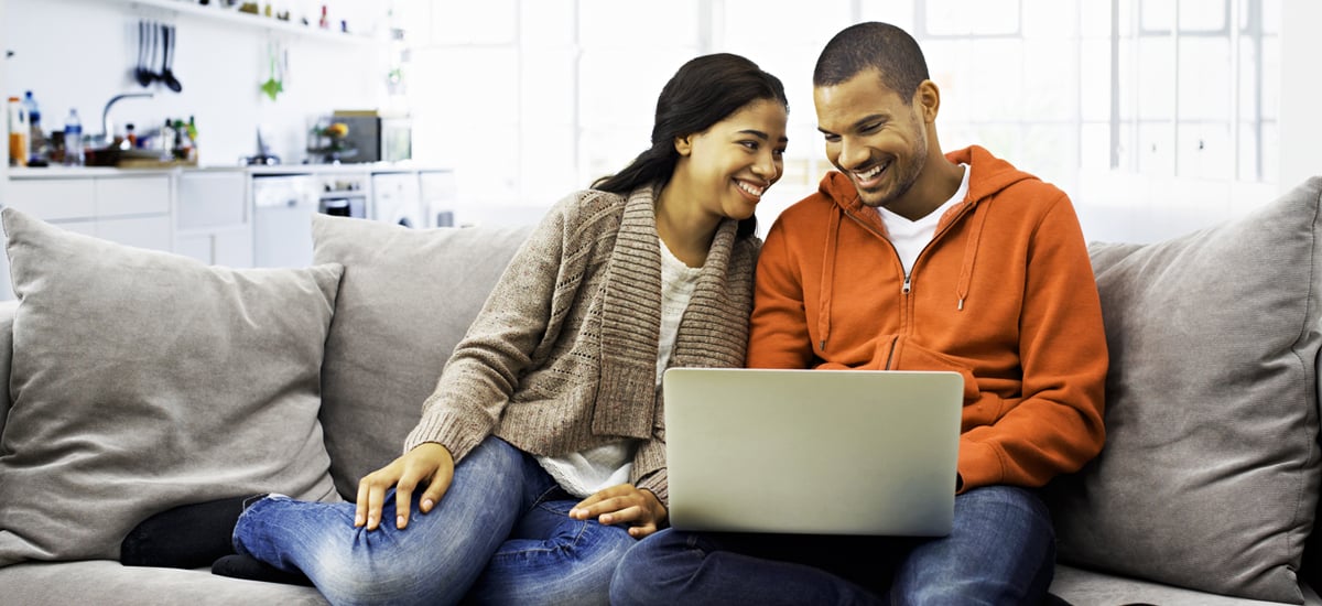 couple_online_sitting_on_couch